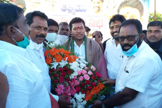 Minister Siddiri Appalaraju on his way to Srikakulam met ycp leaders in Vizianagaram district.