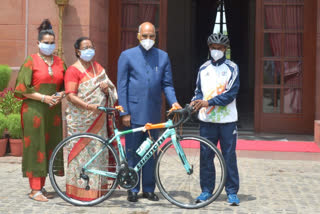 budding-cyclist-gets-racing-bicycle-as-eidi-from-president