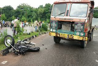 road accident at godavarikhani in peddapalli district one women dead