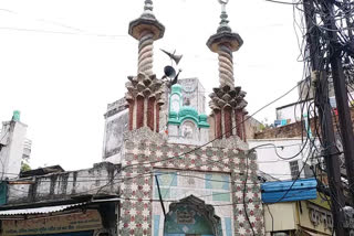 five people performed prayed in mosque