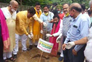 Mayor and businessmen celebrated paper day by planting trees in Ghazipur at delhi