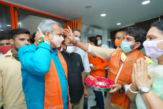 bjp delhi president aadesh gupta distributes rashan kits at karol bagh