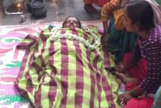 Woman killed by snake bite at kundurpi ananthapuram district