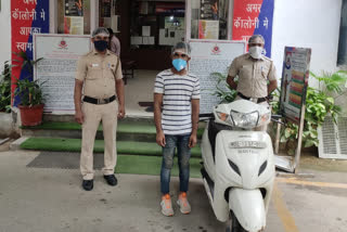 amar colony police arrested  miscreant involved auto theft and snatching in delhi