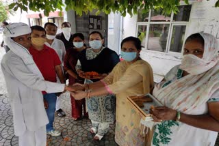 ganaur women tied rakhi to sanitation workers of city council