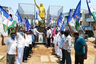 నరసన్నపేటలో వైకాపా శ్రేణుల సంబరాలు