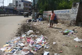 Garbage being dumped on the roadside at Rohtak Gate of Bhiwani