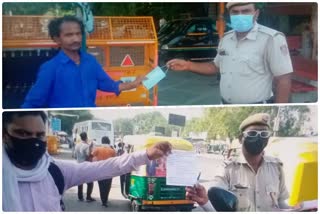 Delhi police distributing mask to needy people