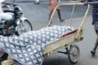 eceased corona patients body taken in a wheel barrow in streets  ചെന്നൈ  കൊവിഡ് ബാധിച്ച് മരിച്ച 75കാരിയുടെ മൃതദേഹം ശ്‌മശാനത്തിലേക്ക് കൊണ്ടുപോയത് ഉന്തുവണ്ടിയിൽ  തേനി ജില്ല  കുഡലൂർ മുനിസിപ്പാലിറ്റി  കൊവിഡ് 19  corona patients  corona patients body