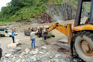 Movement of vehicles stopped due to landslide on National Highway 707