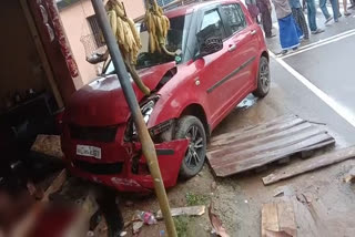 tea shop car accident  tea shop one died  കാർ ചായക്കടയിലേക്ക് ഇടിച്ചു  ചായക്കട