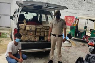 fatehpur berry police arrested a liquor smuggler