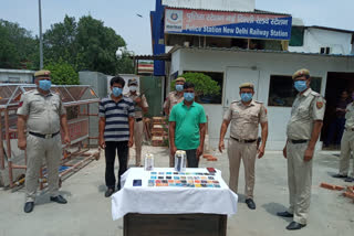 new delhi railway station police arrested two crooks in atm card fraud