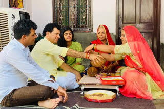 Kailash Chaudhary celebrated Rakshabandhan in barmer, कैलाश चौधरी ने बहनों से बंधवाई राखी