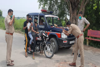 Police action against those who break traffic rules in Muradnagar