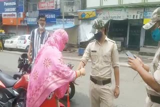 Female policeman tied a rakhi on the wrist of a soldier