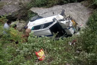 car-fell-into-a-ditch-in-almora