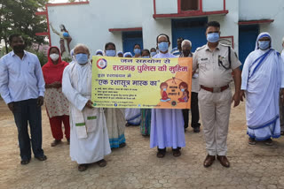 Raigarh police distributed 13 lakh masks under the awareness campaign