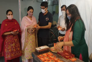 Ward councilor Munjan Gupta distributing diyas in Anand Vihar