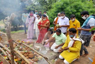 rajya-sabha-mp-phoolodevi-netam-worshiped-shivalinga-at-gobarahin-in-kondagaon