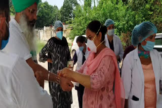 nurses on duty during covid-19, the people of Patiala went to the hospital and Tying rakhi