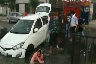 The car fell into the ditch, the woman fell into the ditch while trying to pull the car out in ludhiana