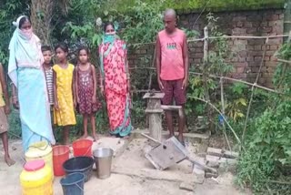 Villagers upset due to failure of five handpump in Bokaro Manpur village