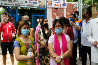 people protest on janakpuri mla rajesh rishi office due to water crisis