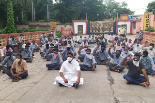 cement company labours protest in front of company for salary in manchiryala district