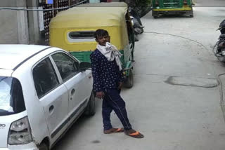 mobile theft in sheesh mahal kirari thief imprisoned in cctv