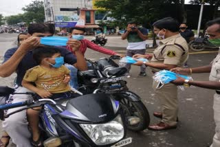 Raigarh police distributed masks