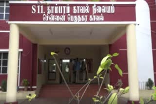 புகையிலை பொருட்கள், மதுபாட்டில்கள் வீட்டில் விற்பனை செய்த 2 பேர் கைது