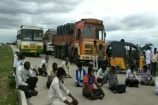 farmers protest at guntakal outsirts national highway to solve goddown issue