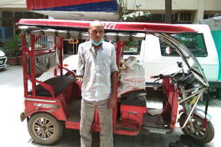 sunlight colony police arrested illegal liquor smuggler using e rickshaw in smuggling delhi