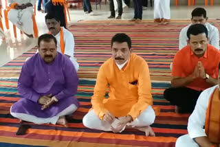 BJP state president participated in Bhajan