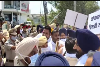 Youth Akali Dal besieges Sikki Kothi in poisonous liquor deaths case