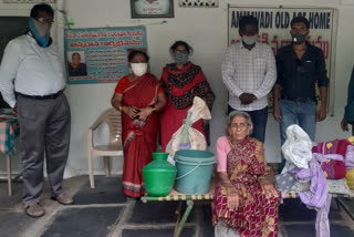 sai trust helps old woman lying in the streets of ananthapur town and send her to daughter's house