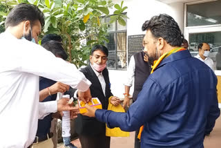 Advocate union distributed sweets in the joy of worshiping Ram temple in Bhopal