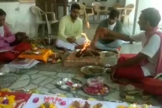 हिंदू परिषद के कार्यकर्ताओं ने किया हवन, Vishwa Hindu Parishad do Havan