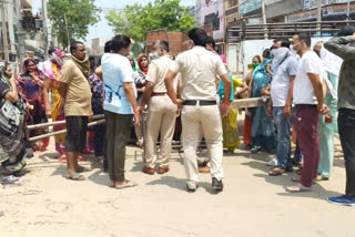 subhash nagar residents blocked road due to water logging problem