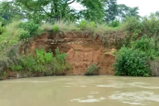 road washed off with channel water in bargarh, bargarh latest news, transport problem in bargarh, rengali camp to papanga channel, ବରଗଡରେ କେନାଲ ପାଣି ଧୋଉଛି ରାସ୍ତା, ବରଗଡରେ ଯାତାୟତ ଅସୁବିଧା, ବରଗଡ ଲାଟେଷ୍ଟ ନ୍ୟୁଜ୍‌, ବରଗଡରେ ରେଙ୍ଗାଳି କ୍ୟାମ୍ପରୁ ପାପଙ୍କା କେନାଲ