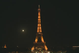 Eiffel Tower goes dark to honor Beirut victims
