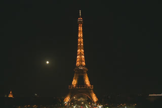 Eiffel Tower goes dark in mourning for Beirut