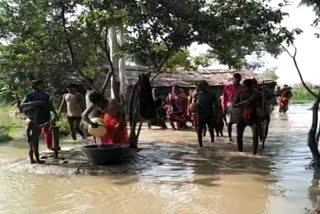 गांव में घुसा बाढ़ का पानी