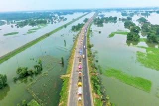 flood water reached the tracks of three railway bloock of samastipur division