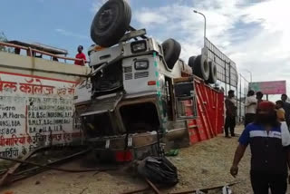 A truck full of sand overturned