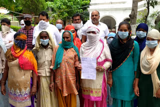 Demonstration in the village against the liquor contract