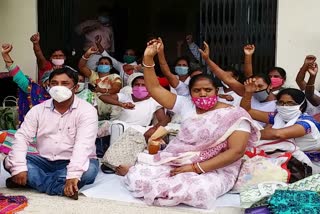 Congress MLA Bhushan Bada wife protests against the government