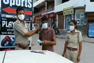 rewari police doing challan of drivers who do not wear masks