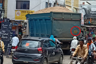 Illegal sand transport in the district under the protection of officials